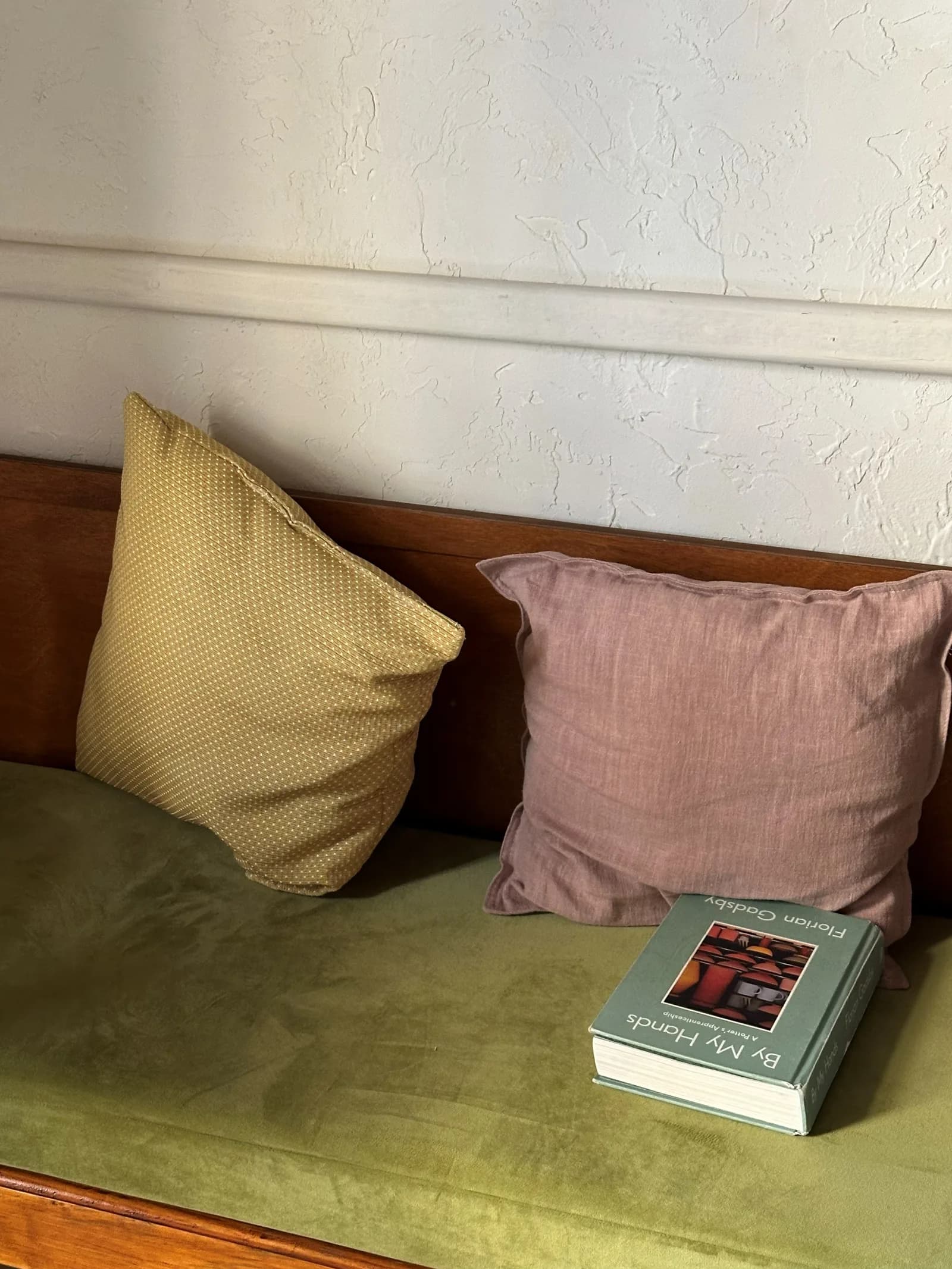 Un libro sobre flores reposa en un sillón verde.