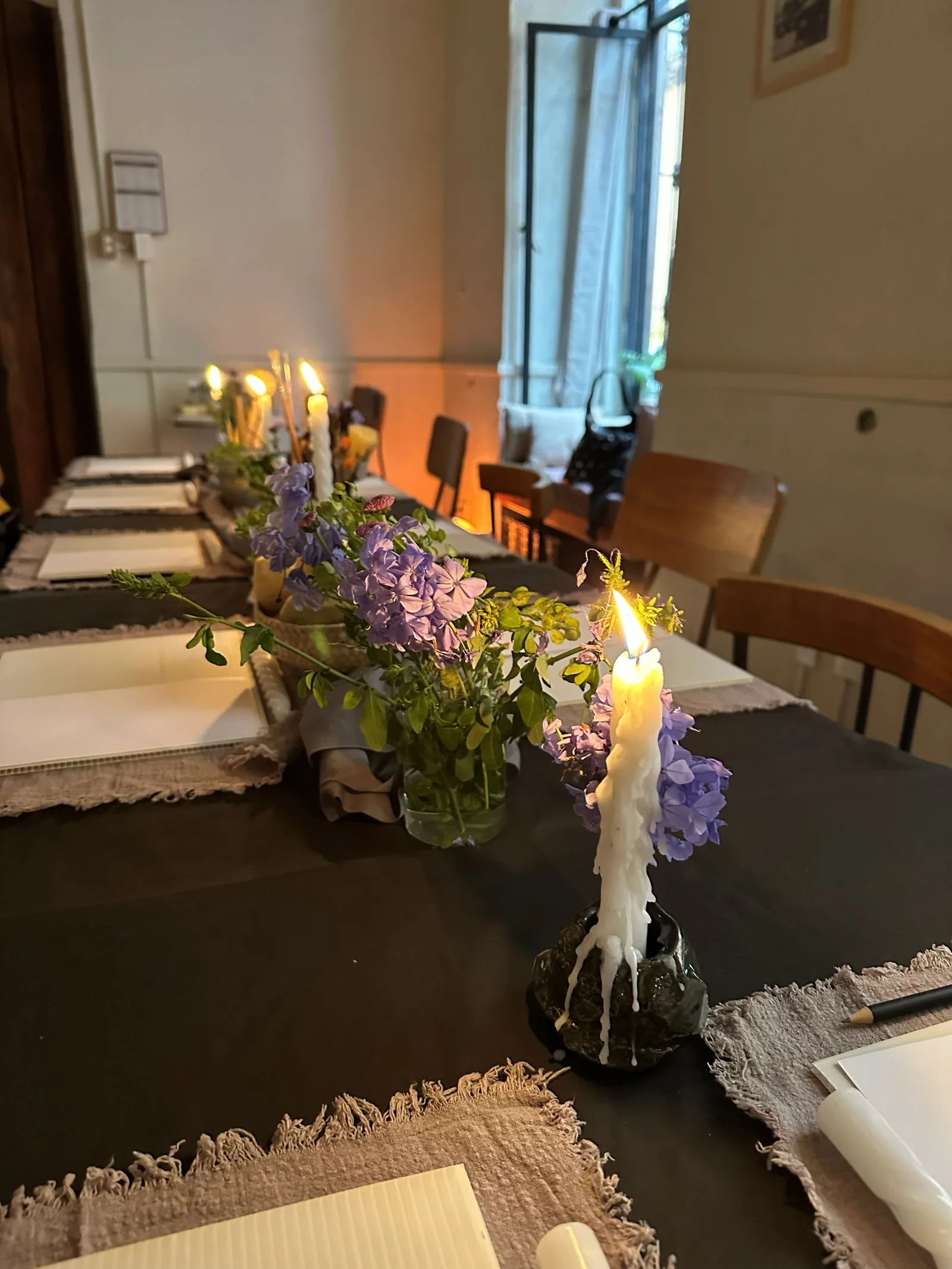 Mesa puesta con velas y flores para la experiencia sensorial.